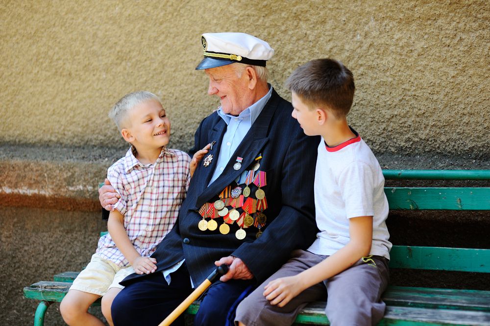 Фото ветерана и ребенка